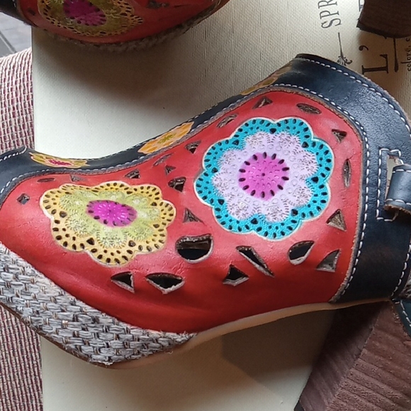 Red and Blue Wedge Shoes with Vibrant Design - Picture 5 of 10